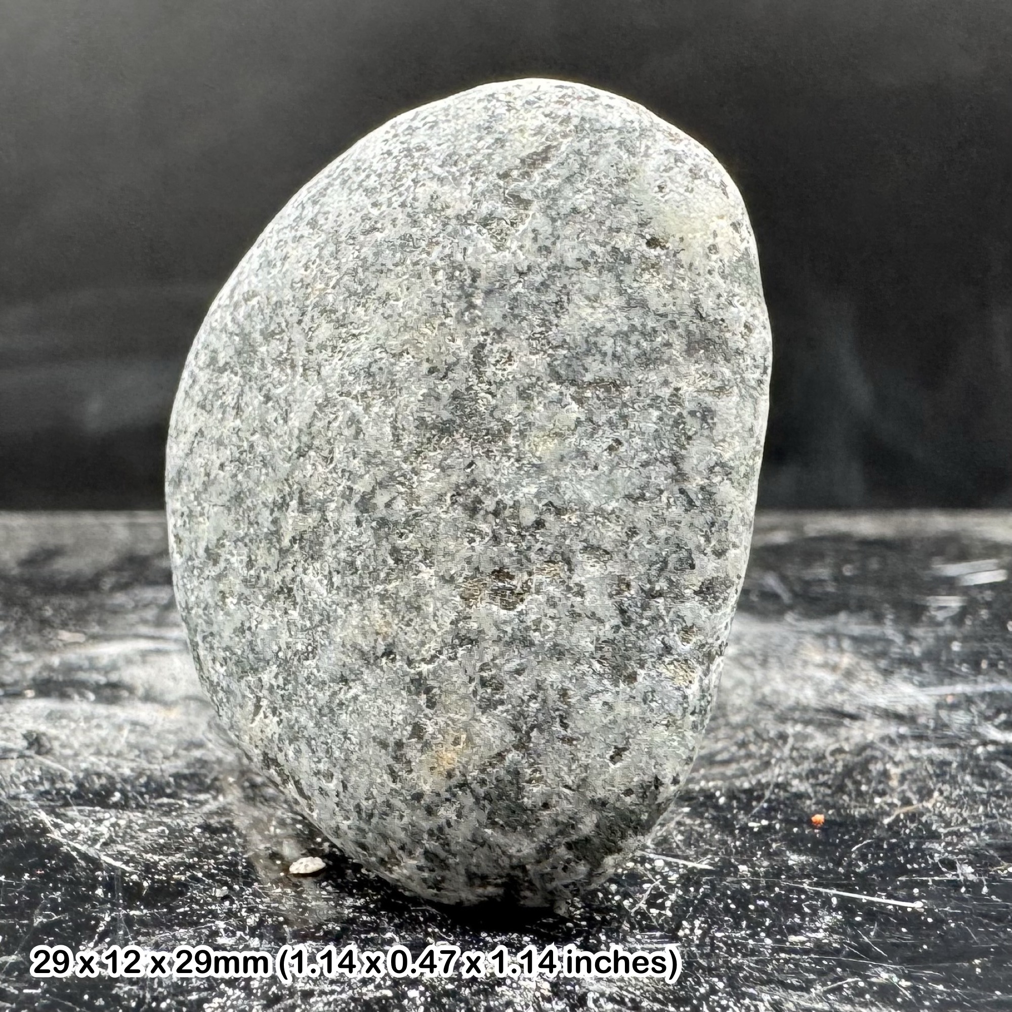 Yooperlite Pebble Fluorescent Sodalite Syenite Natural UV Reactive Crystal Stone